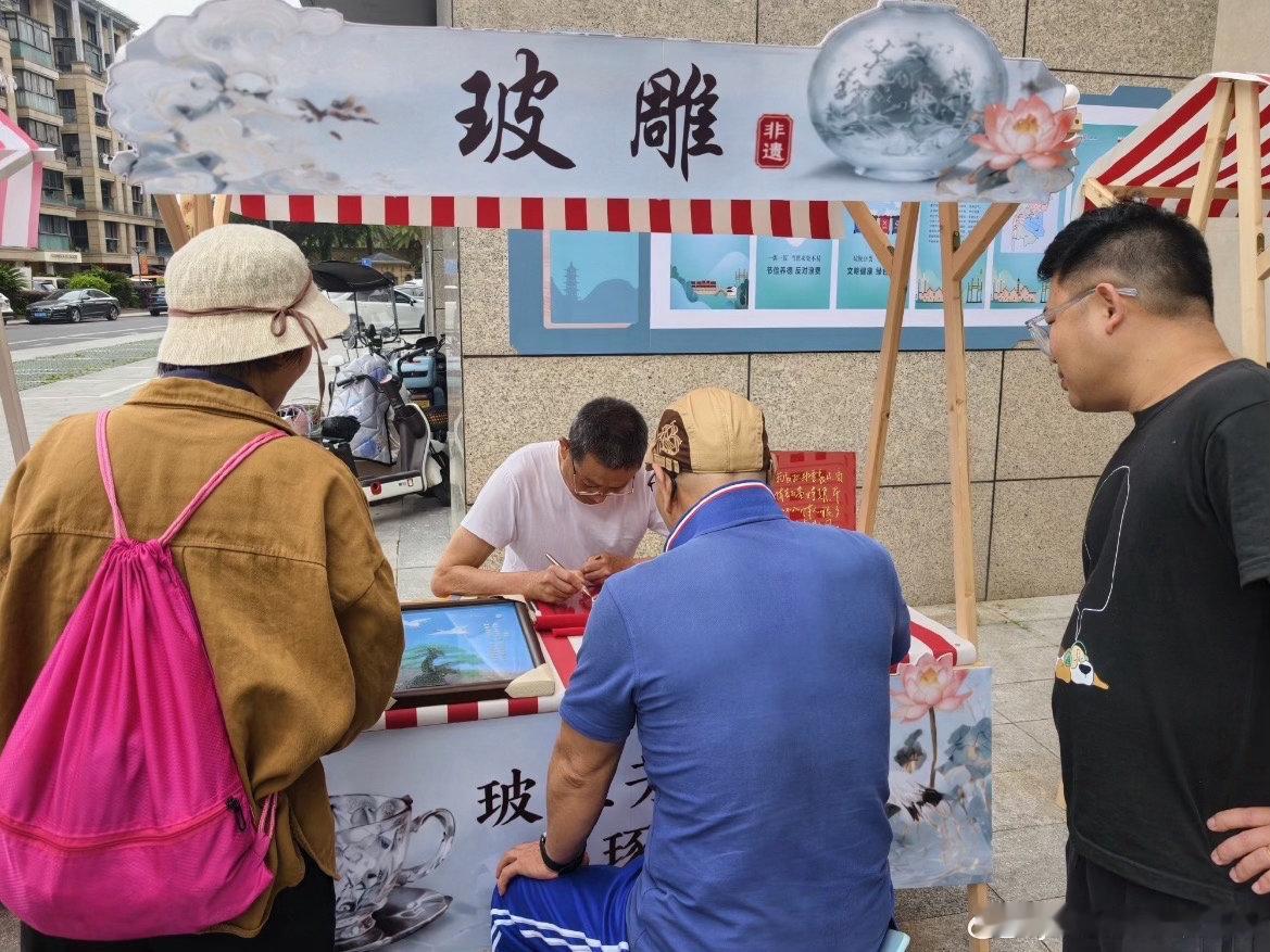 来台州赶一场有共富味道的非遗市集东城街道联合三社区开展非遗市集，多样技艺可体验，