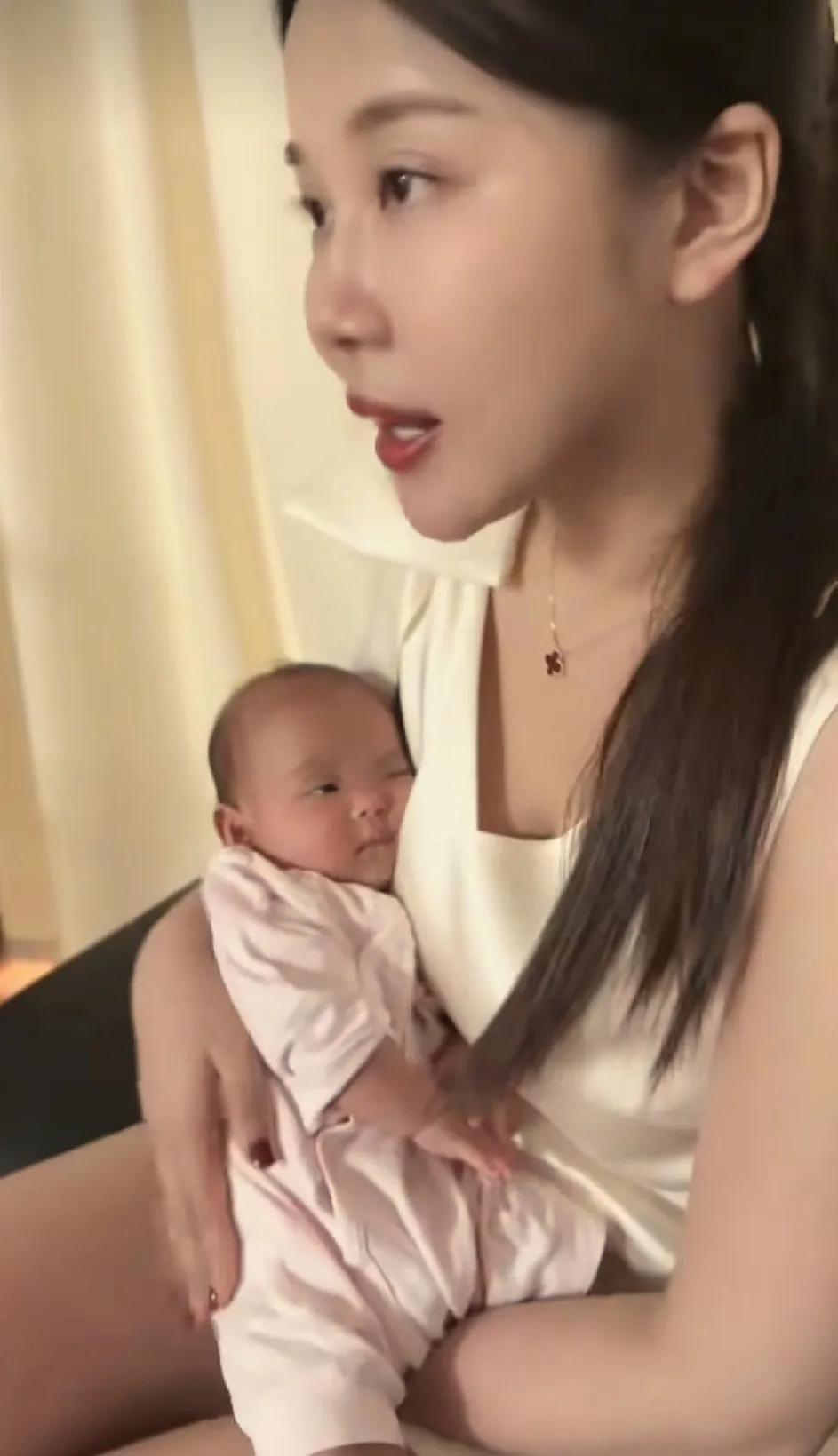 小洛熙走的时候，妈妈才30岁。
手术前，医生说“早做早安心”，可如今回头看，她