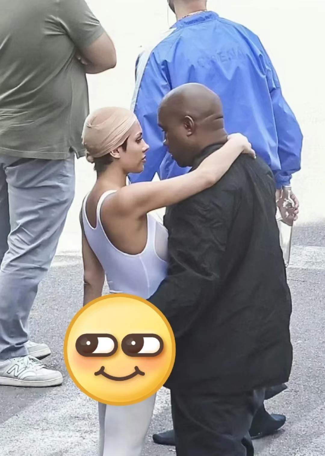 侃爷把比安卡“穿”成话题，她却说：布料少，是我先动的手。
0.3 秒扫过红毯——