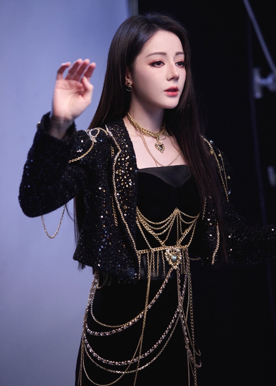 娱乐[超话]迪丽热巴揭开真相迪丽热巴开推定妆照期待迪丽热巴 ​​​