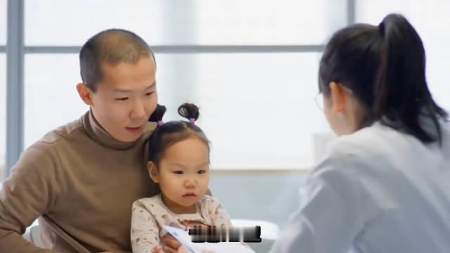 #医生回应AB型爸和A型妈生出O型娃#罕见的“顺式AB"血型 常规认知中，AB型血（基因型通常为IA