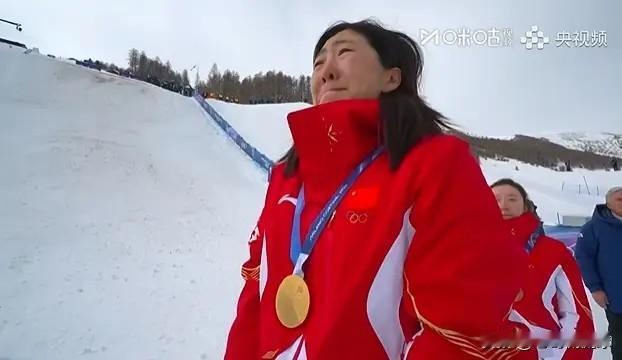中国滑雪名将徐梦桃真是喜极而泣！在今天进行的米兰冬奥会自由式滑雪女子空中技巧决赛