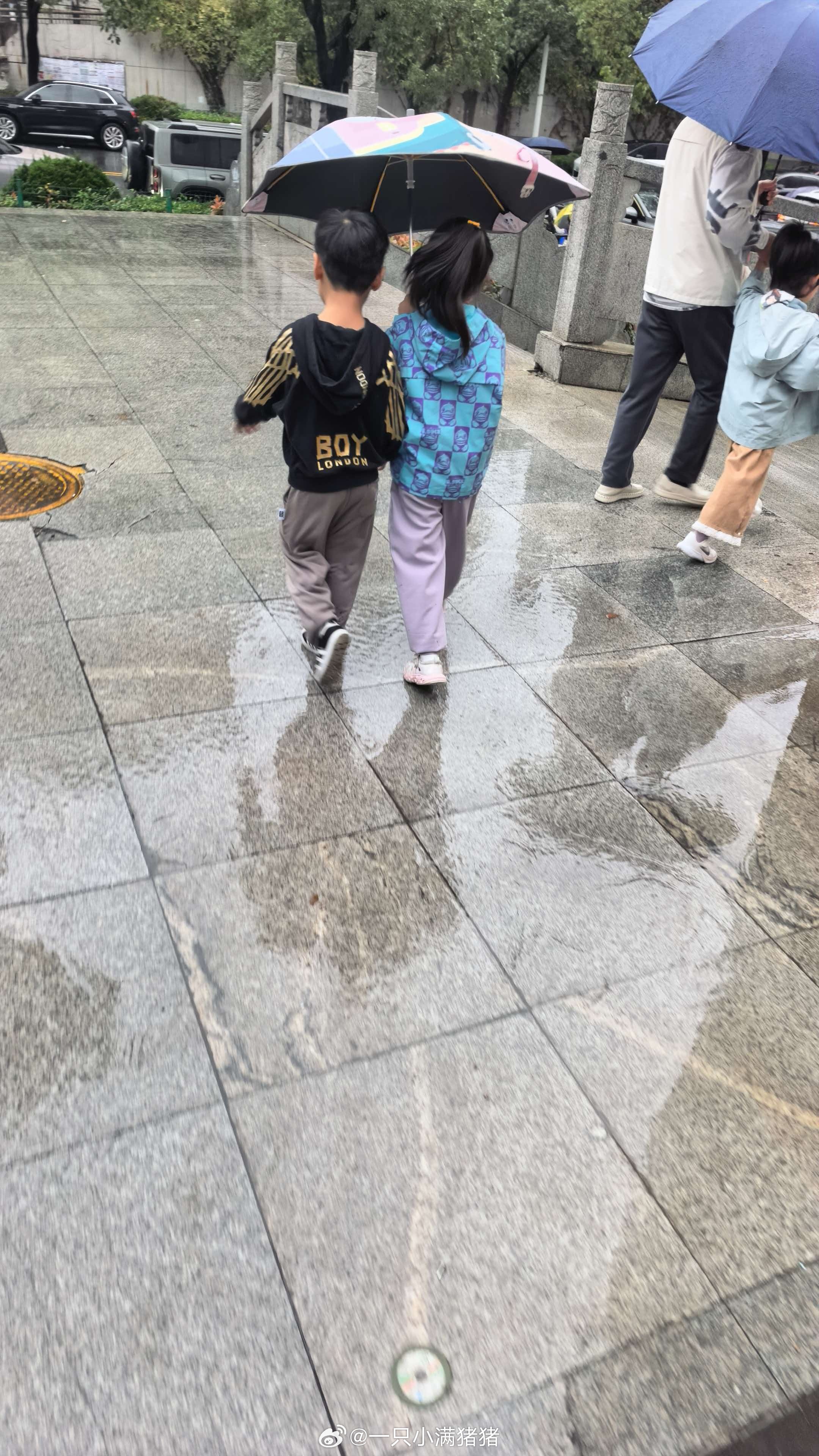可爱小人儿放学了☺️  ​​​