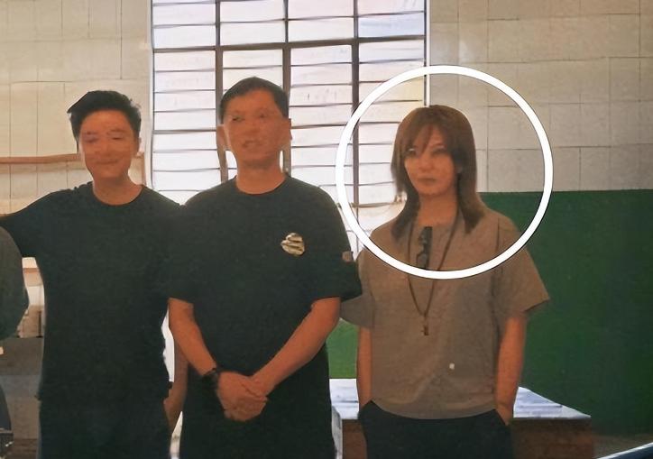 五年过去了，赵薇再一次出现在公众视野里，婚离了、事业也没了，被封5年后，瘦到脱相