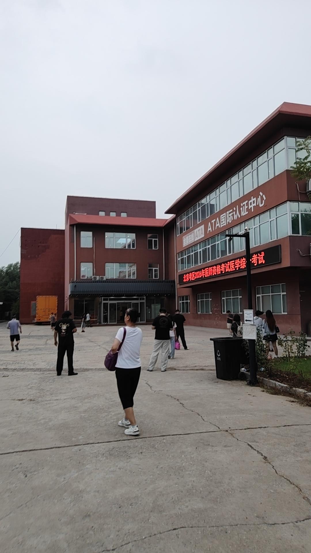 我们身处物质丰盈的时代，却常感"集体缺氧"——搭子很多，知己很少；信息很多，倾听