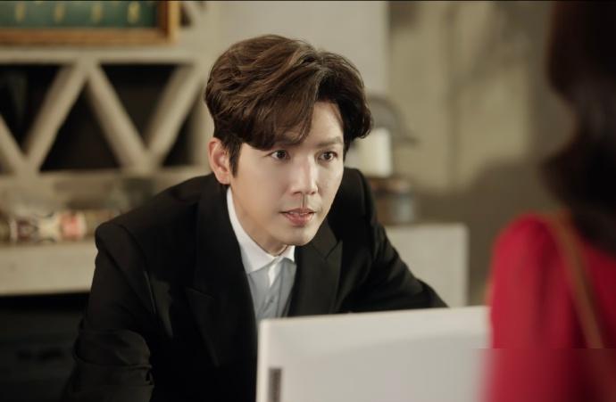 朱珠赢的，根本不是造型，是赛道。
你以为是比美？我告诉你，这是两种资产的当面对