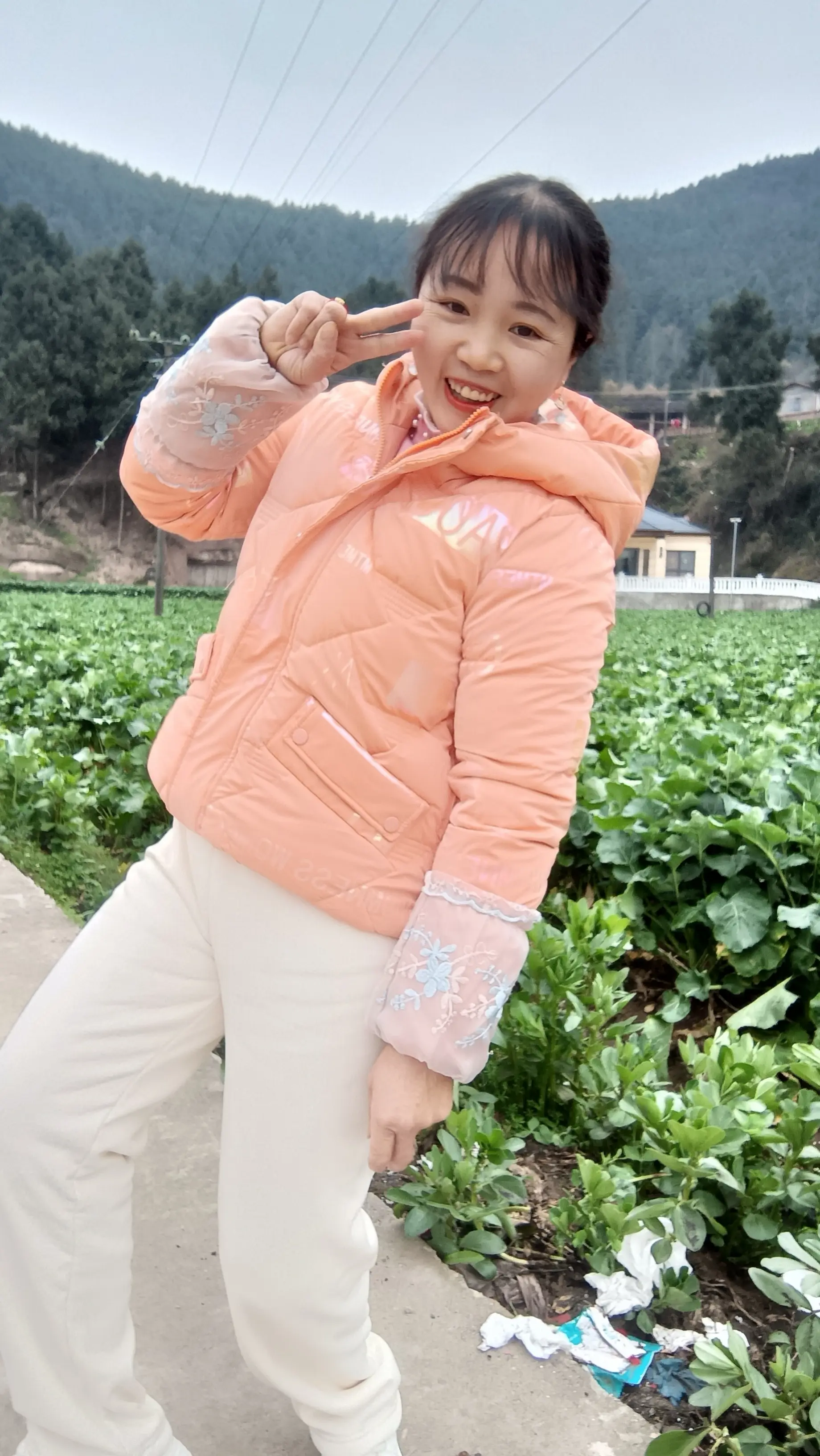 文案也想不到了😊不晓得说啥，夸自己也老了，说自己丑吧也还将就看得，说...