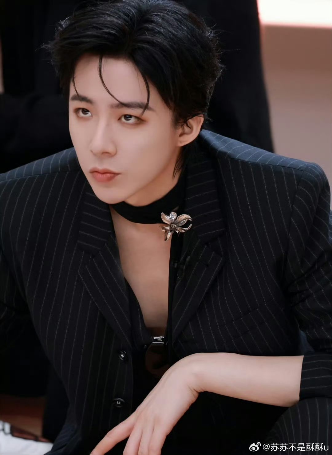 刘宇宁满36减18 新剧《玫瑰丛生》里的小贝帅炸，36岁的刘宇宁演金融精英毫无违