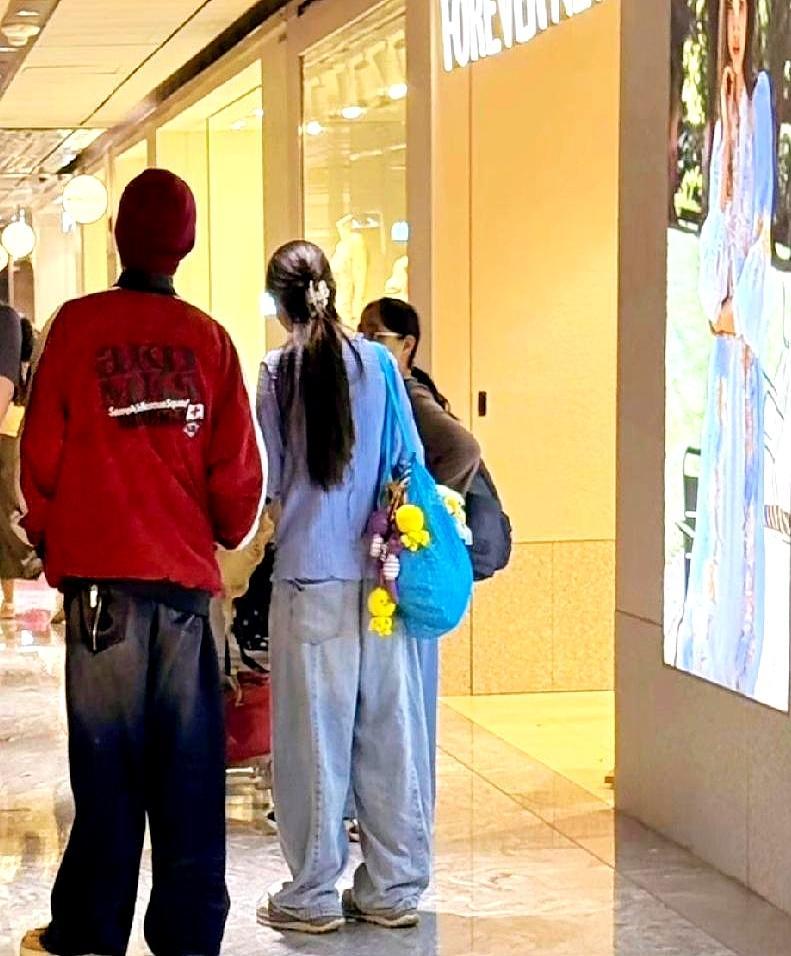 那个在旺角收保护费的“头马”，正蹲在货架前给女儿挑粉色公主裙。
 
他手指捏着蕾