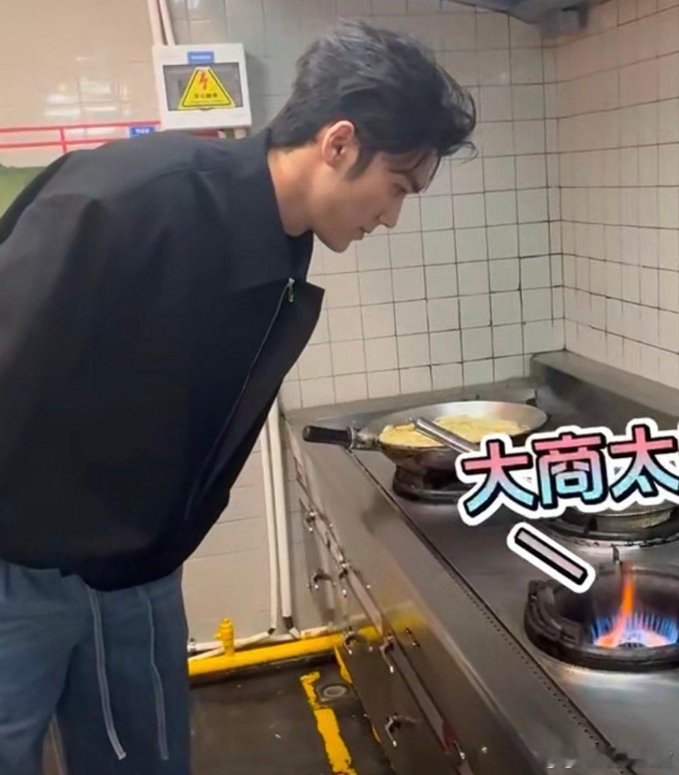 陈牧驰说强烈的郊感在召唤  笑不活了！陈牧驰发博玩殷郊法相梗，“郊感”十足，对燃