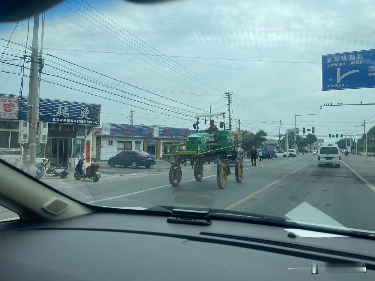 抓到一辆非常可爱的小车，这门式桥结构的底盘，这离地间隙。奔驰大G和乌尼莫克来了都