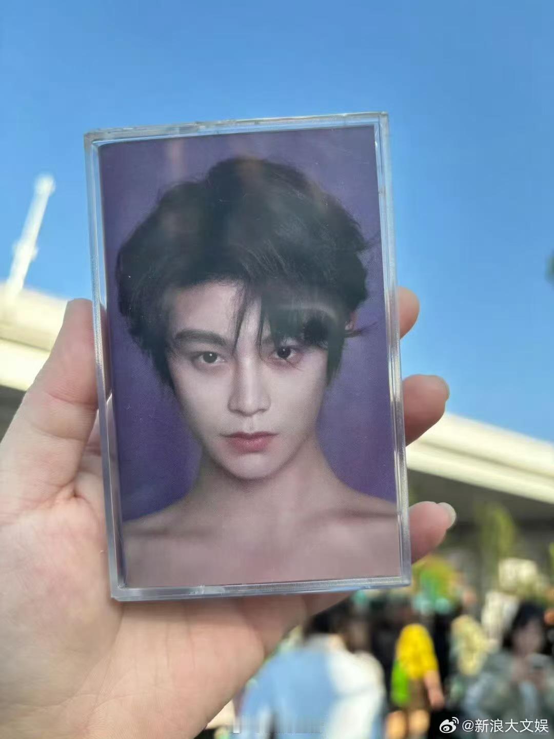 丁禹兮逆应援露肩小卡，哇塞，