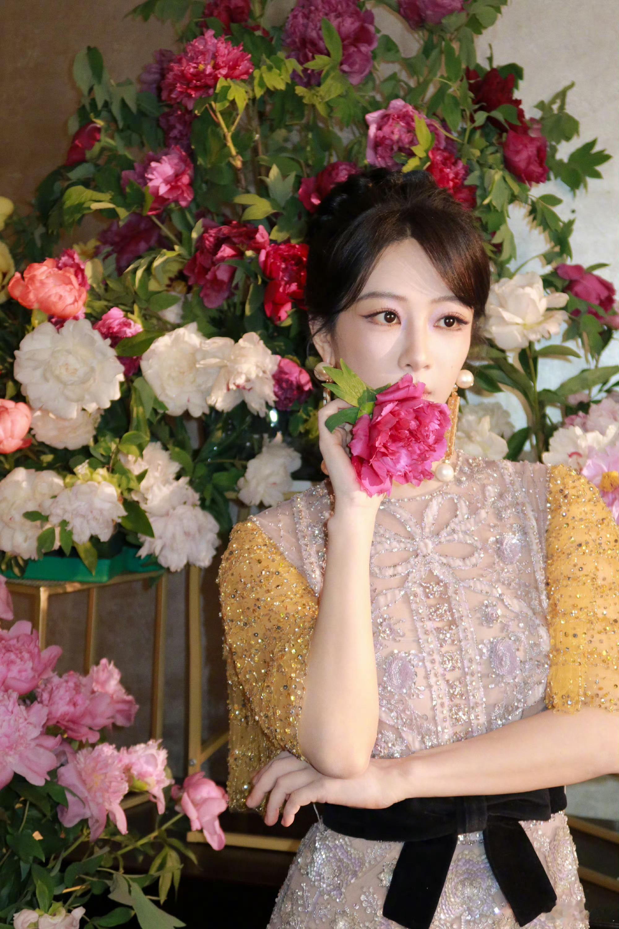 杨紫回应无缝进组紫妹晒和牡丹花合照，好美呀~愿早日与《锦绣芳华》牡丹相见[哇] 