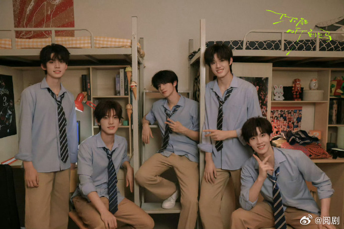 TOP登陆少年秋晚录制网传TOP登陆少年将参加湖南卫视的中秋之夜录制，山西长治的