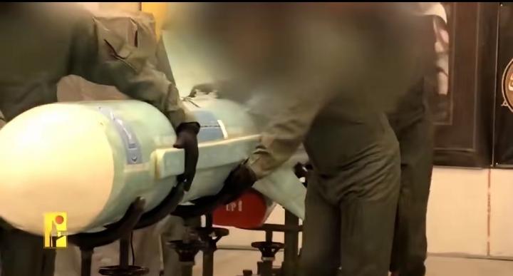 一枚反舰导弹，炸出了年度最离谱的一出戏。
黎巴嫩真主党放出一段视频，画面里，一枚