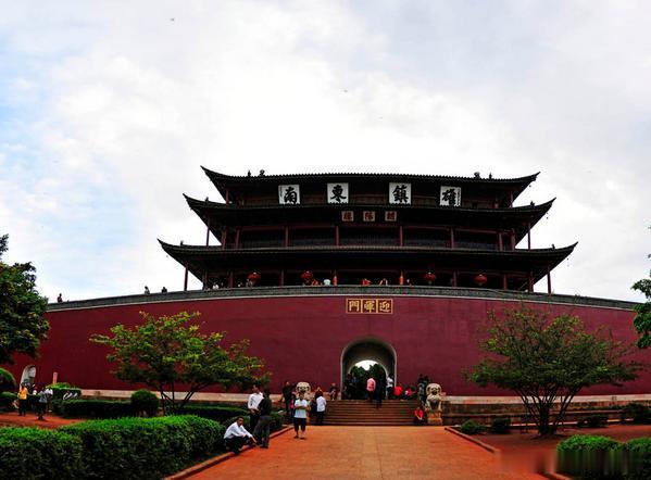 【建水古城】建水古城位于云南昆明之南220公里，古称临安，亦名巴甸。被誉为“古建