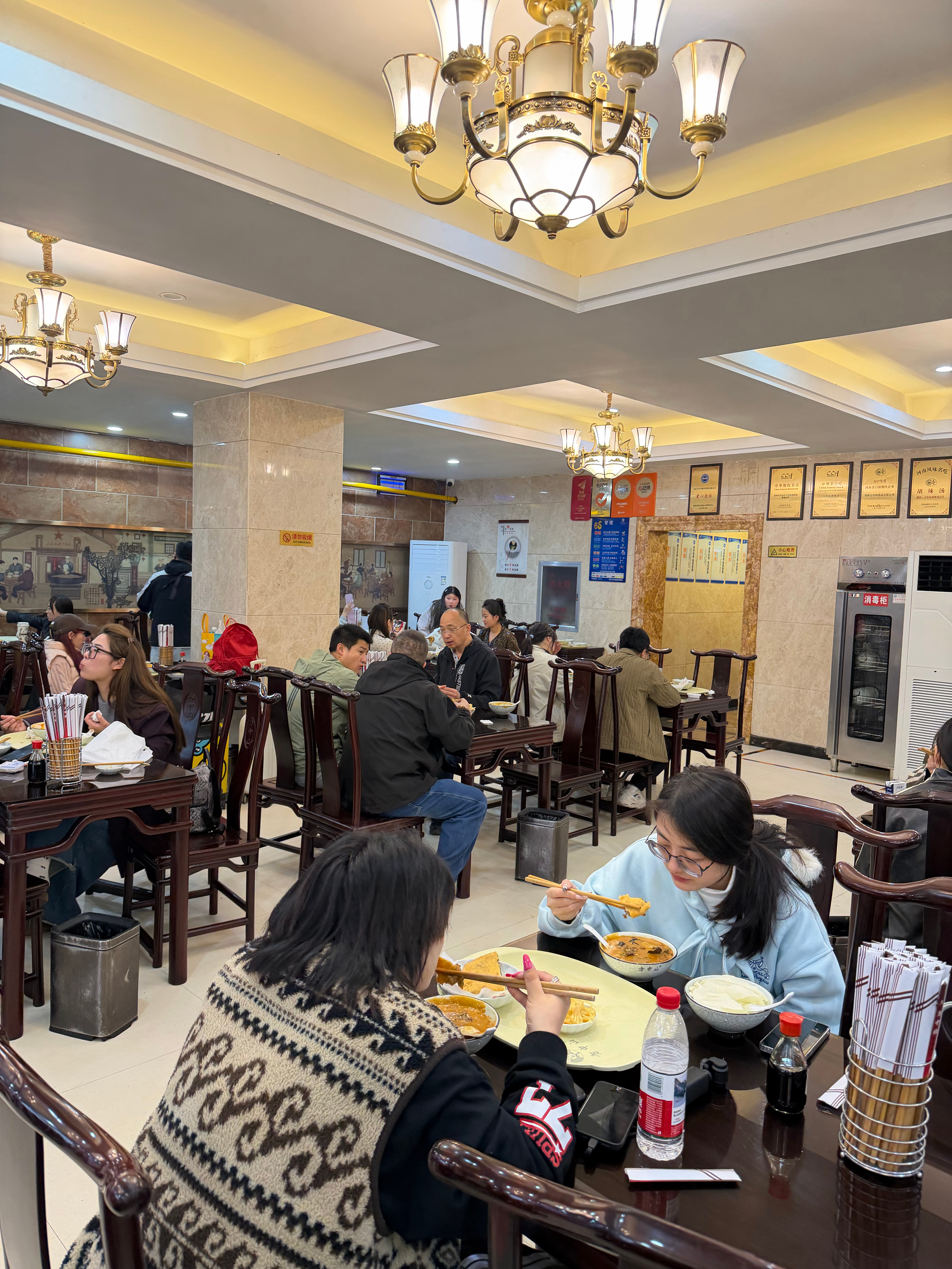 昨晚一下高速直接导航“合记烩面”这不大早上的跑到了“方中山总店” 