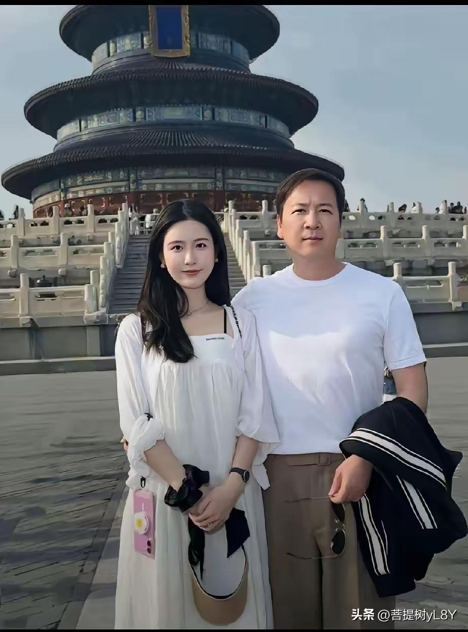 这哪里看得出是整整在狱中度过9年的人？今年已经54岁，状态好到让人震惊，硬生生把
