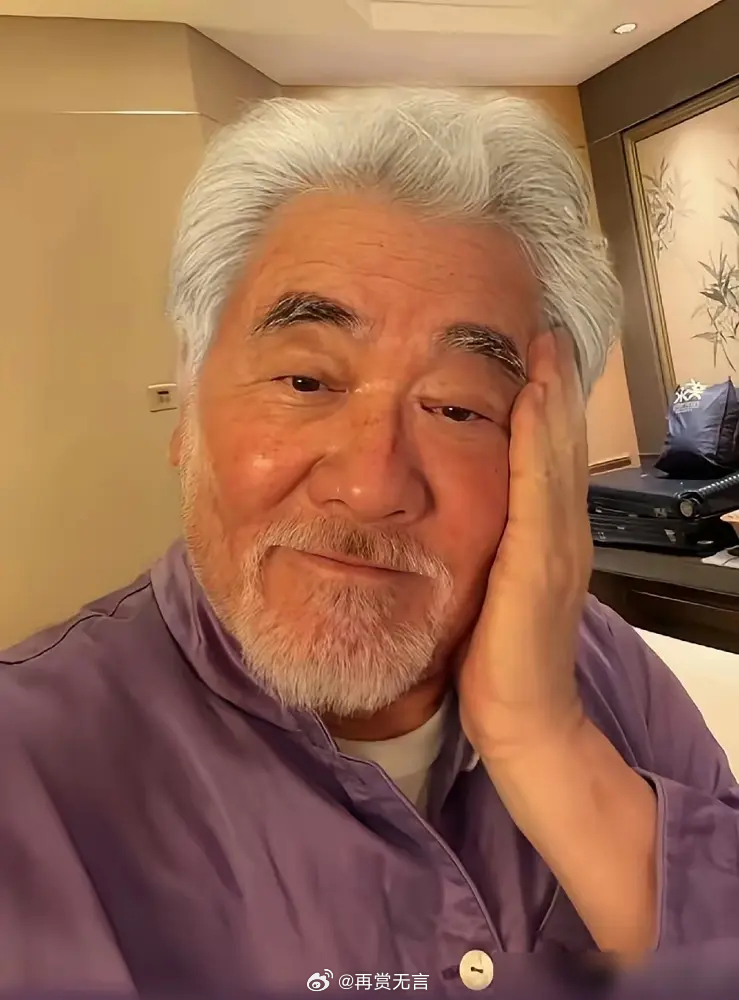 周迅爱了他几十年，全网却嫌他丑。63岁仍未婚，一个人在乡下生活。 