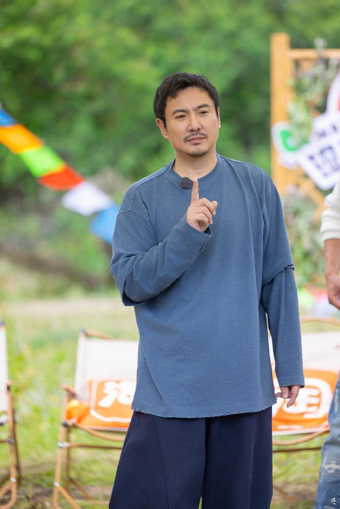 沈腾这老来闹太厉害了！塞玻璃球雨露均沾，从炕头蹿到炕尾活力满分。干坏事时的他简直