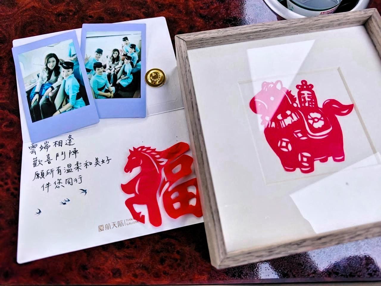 简直开挂！郑丽文坐趟厦航直接触发满级好运，机舱门一开，五位台籍空姐排排站！

板