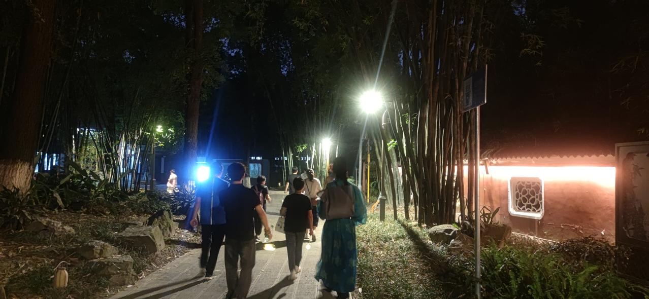 “曾经沧海难为水，除却巫山不是云”，这句诗道尽了深情与决绝。薛涛，这位才情出众的