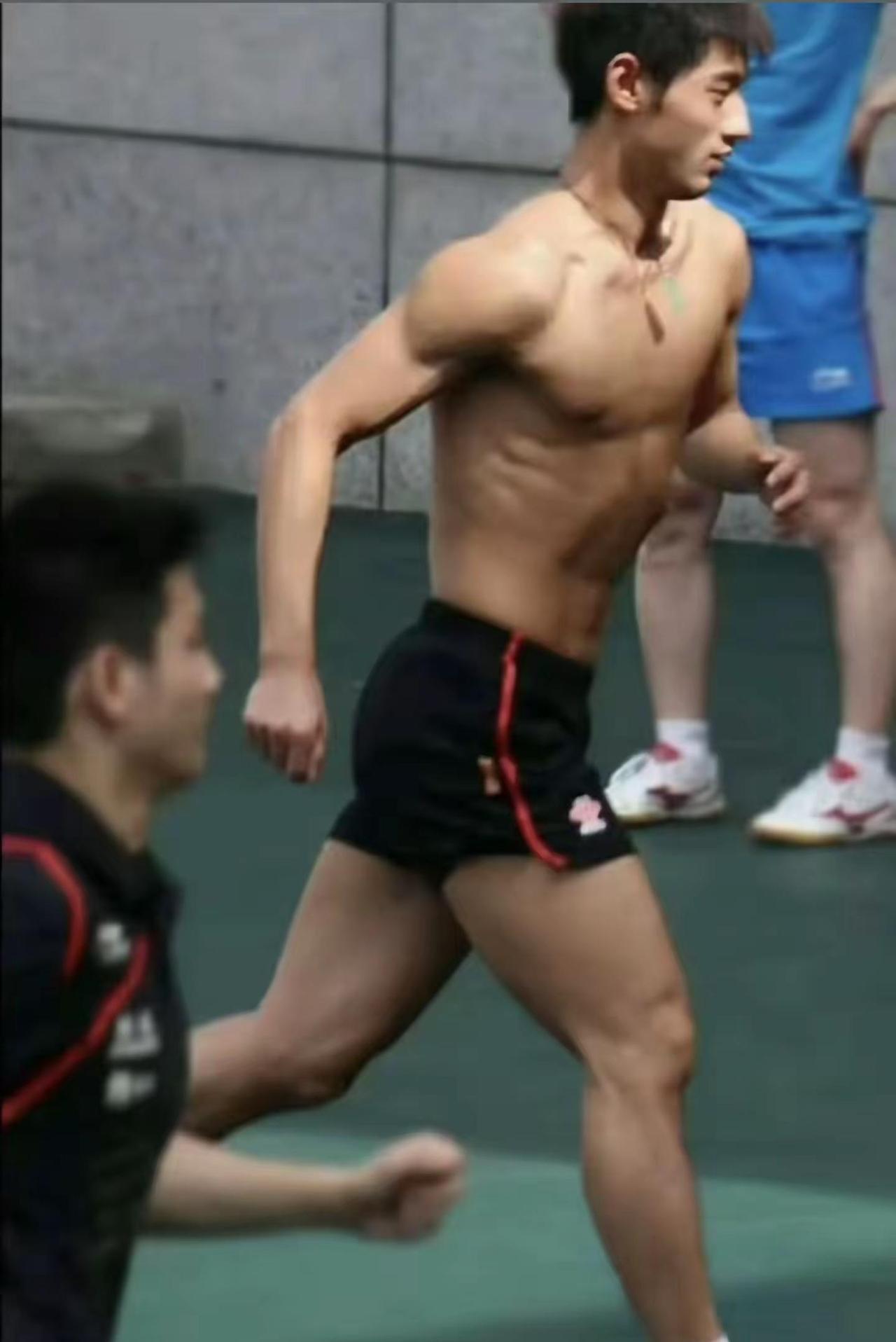 国乒运动员背后的汗水与努力呈现在这一身肌肉上体育生训练 自律塑造坚韧体魄 每一次