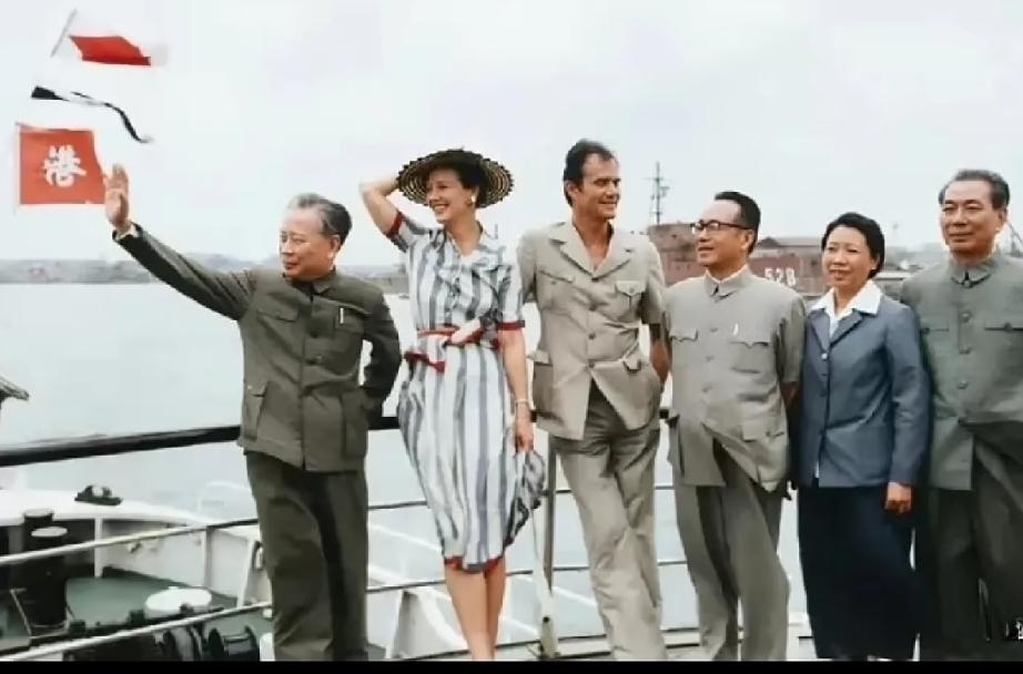 丹麦王室访沪黄浦江游船留影，1979年，丹麦女王玛格丽特二世与亨里克亲王来华访问