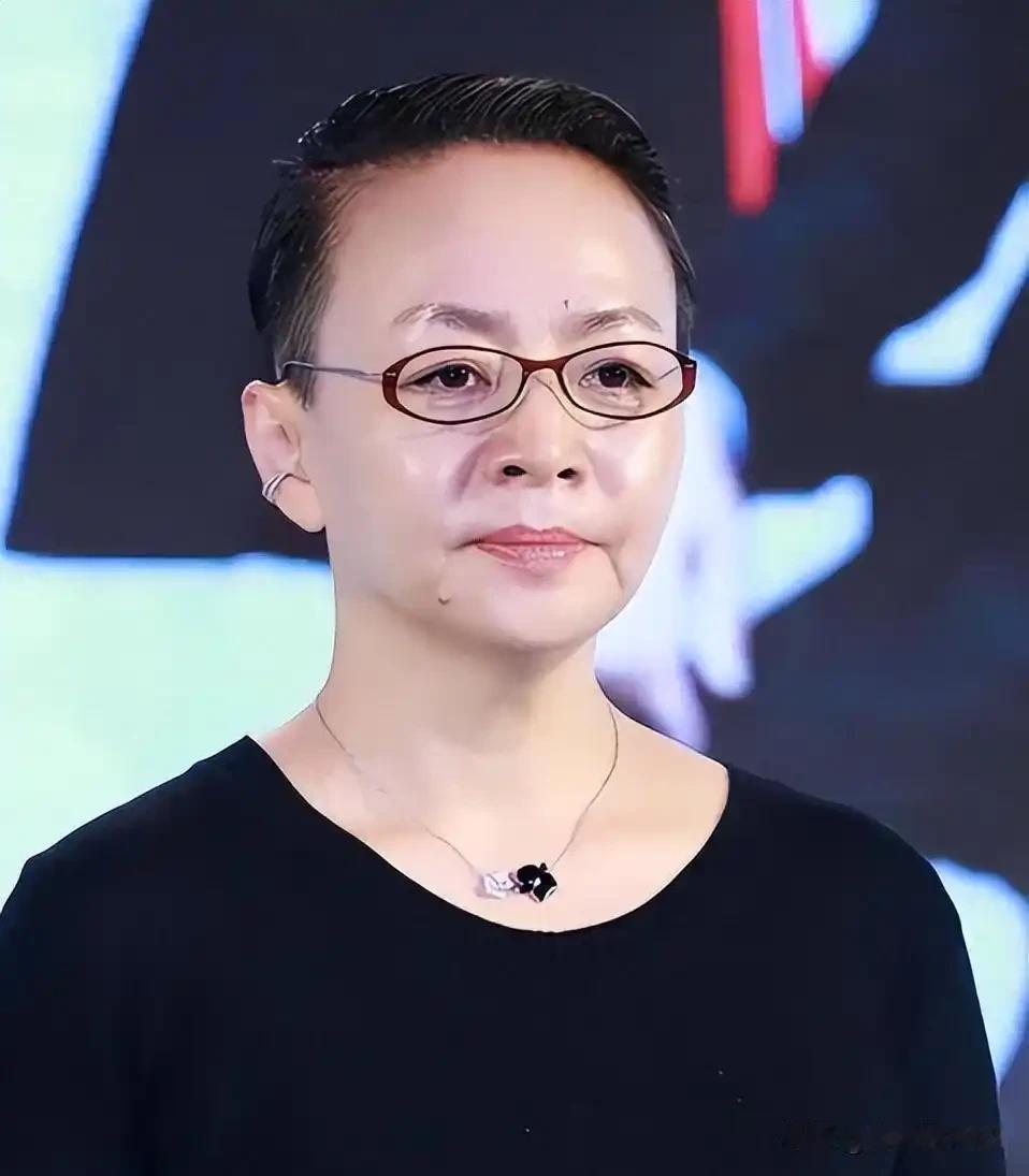 有人问著名演员宋丹丹：“还会演小品吗？”宋丹丹直言：“不会，真的不会了。”她谦虚