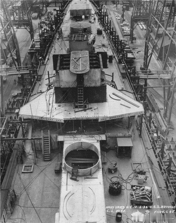 建造、下水和舾装状态的美国海军布鲁克林号轻巡洋舰，摄于1936-37年的纽约海军