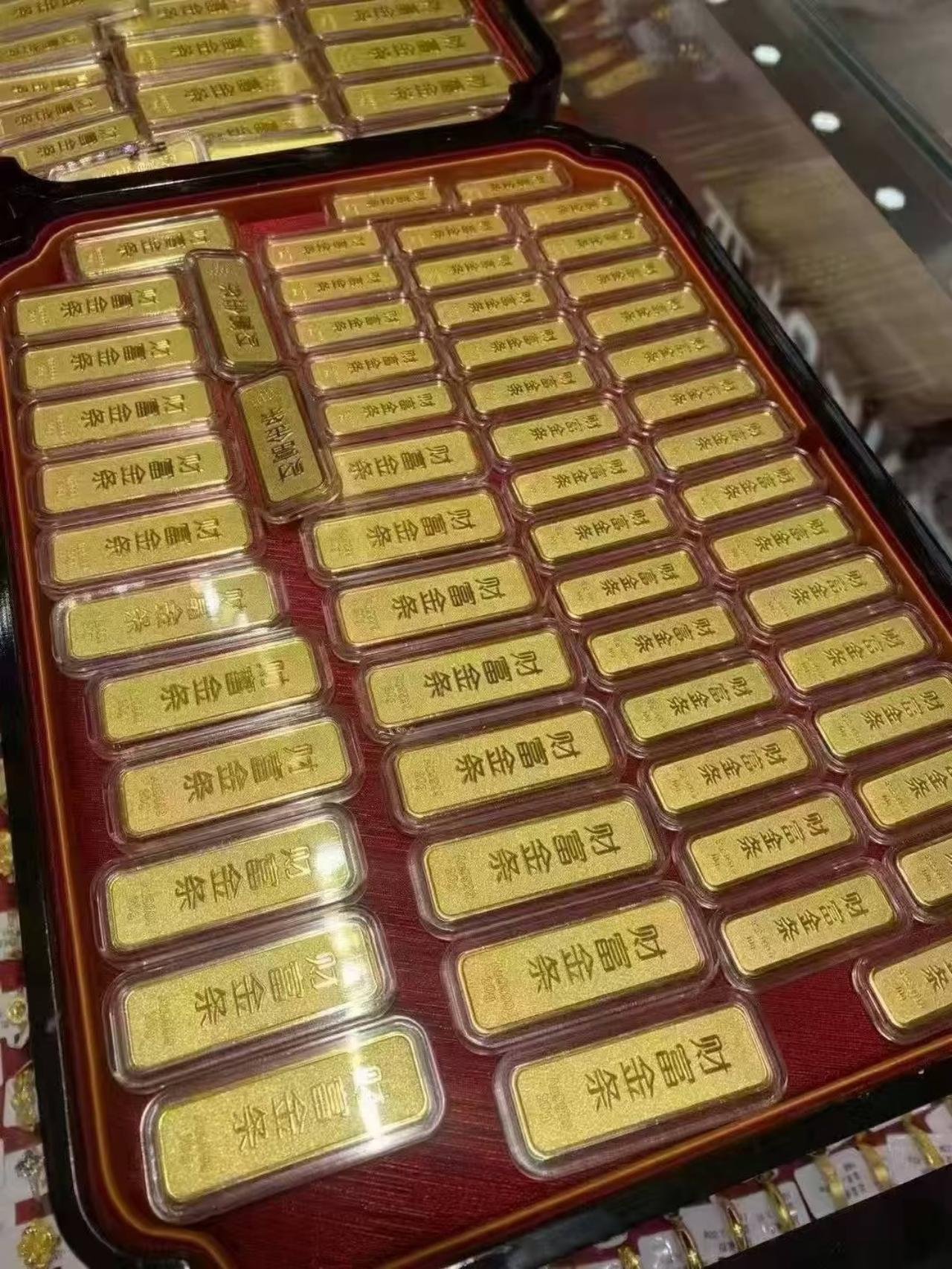 看了今天的金价，
我感觉自己血压飙升了，
6月24日，金价从902直接跌到了
