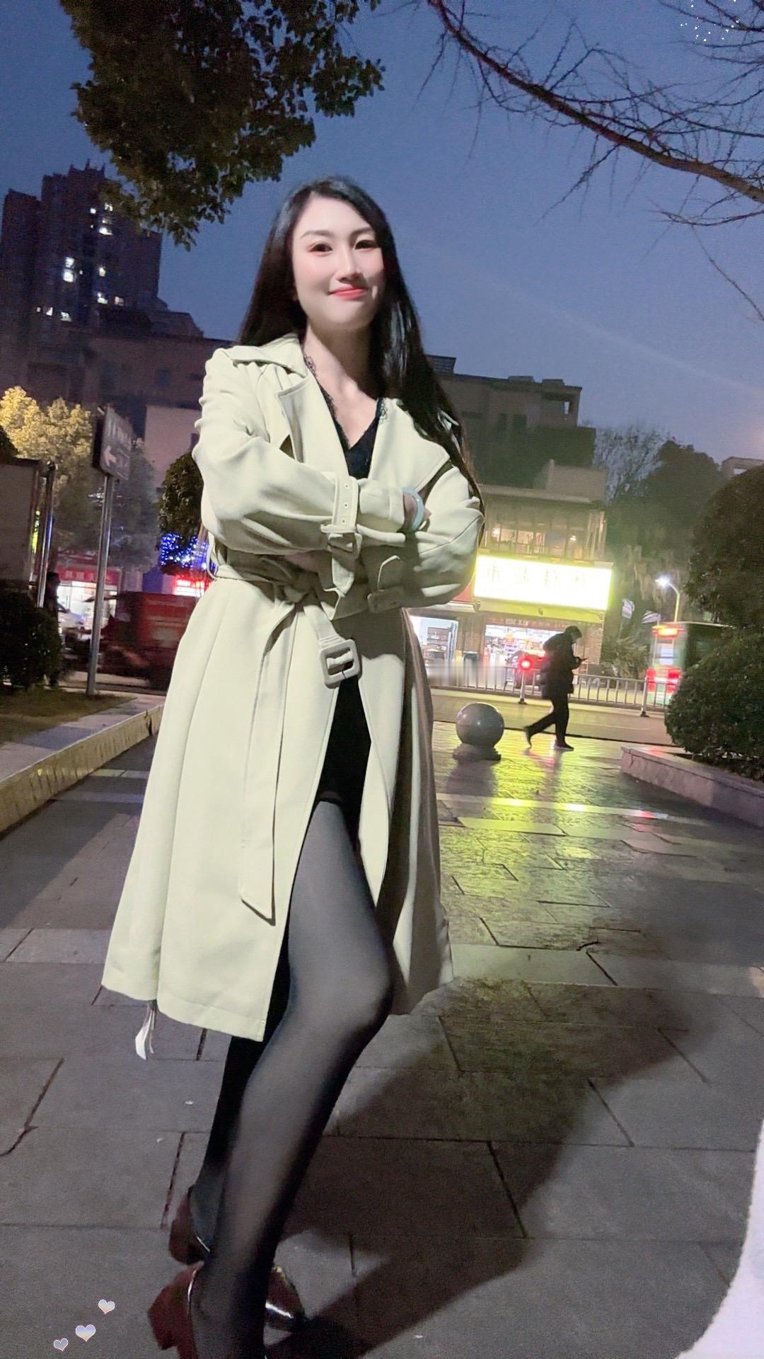 真心想找一个，欲望只对我滚烫，爱意只对我生理性偏爱。
生理的偏爱，从来都藏不住半