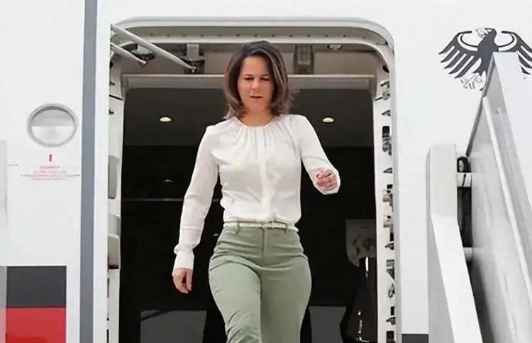 前德国女外长贝尔伯克以联合国大会主席身份访华，姿态出现了一百八十度大转弯。
  