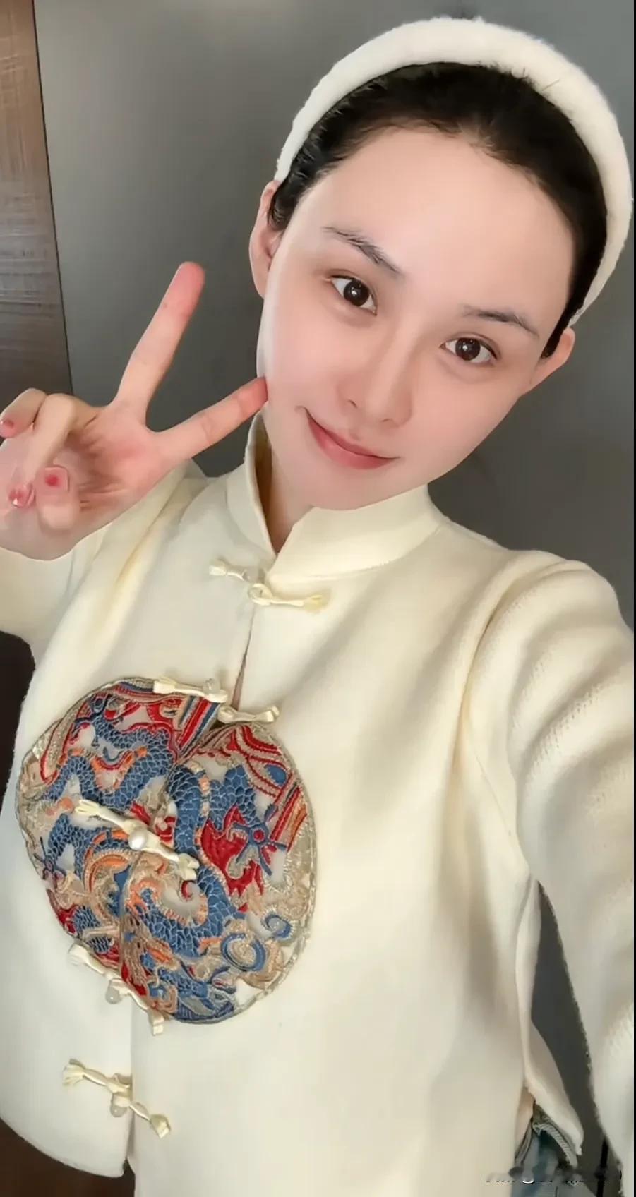 汪小菲天天甜蜜地秀恩爱，带着女友去了台北，又来到了成都。而他的前女友张颖颖，丝毫