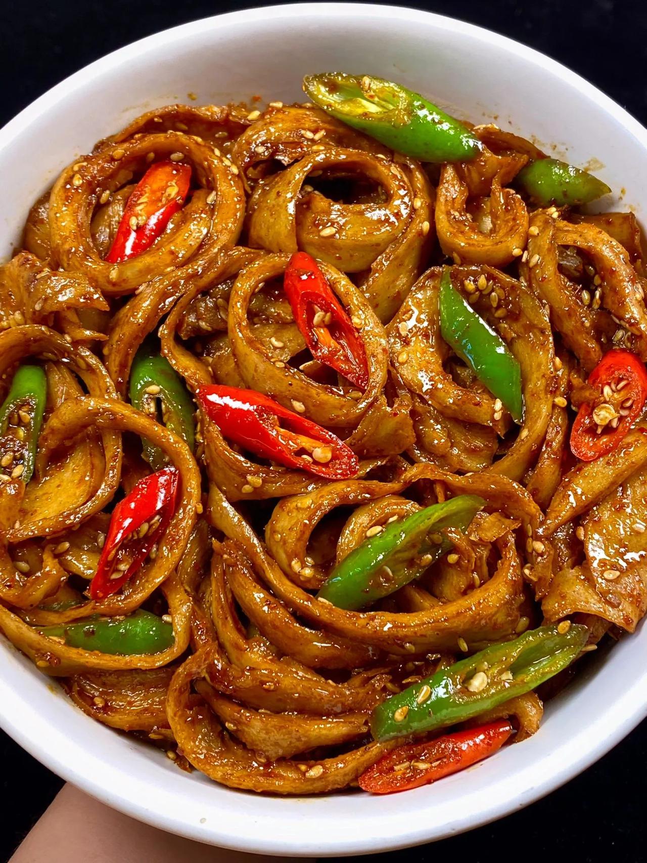 真正的美食永远藏在小巷中，这是为什么呢？
在外面吃饭，真的太喜欢那些小饭馆了，价