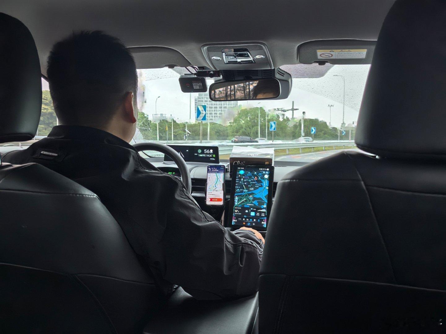 打到一辆丰田bZ3，看到这一块竖直的窄屏，第一反应就是怎么不是宽的大屏，觉得小的