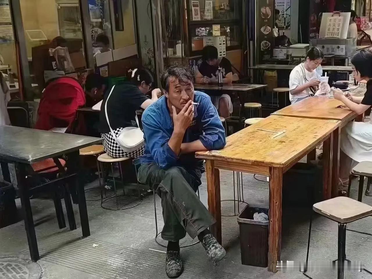 当下，许多中年男人之所以焦虑，并非仅仅因为年龄渐长，而是由于年龄大了却依旧“一事