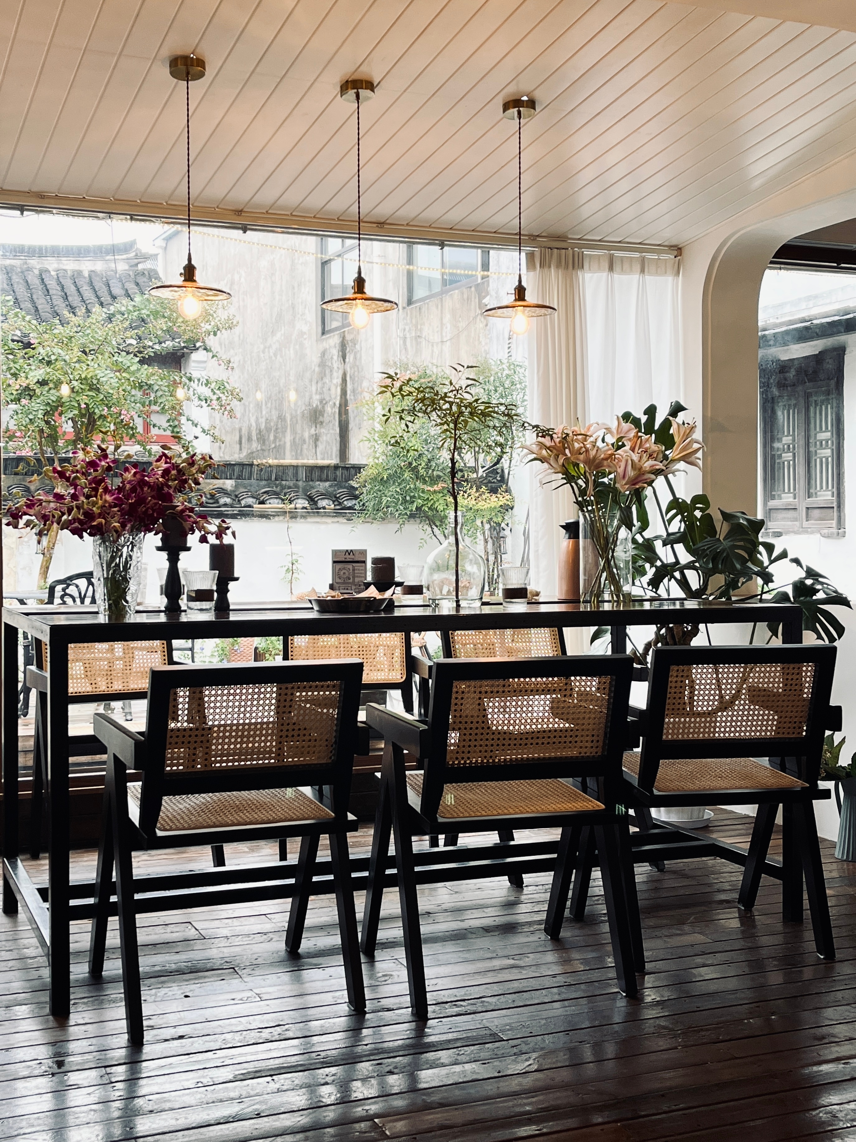 家这边古街上的咖啡店也都越来越卷啦，可惜要戒咖啡了，只能喝茶…最近才发现咖啡对我