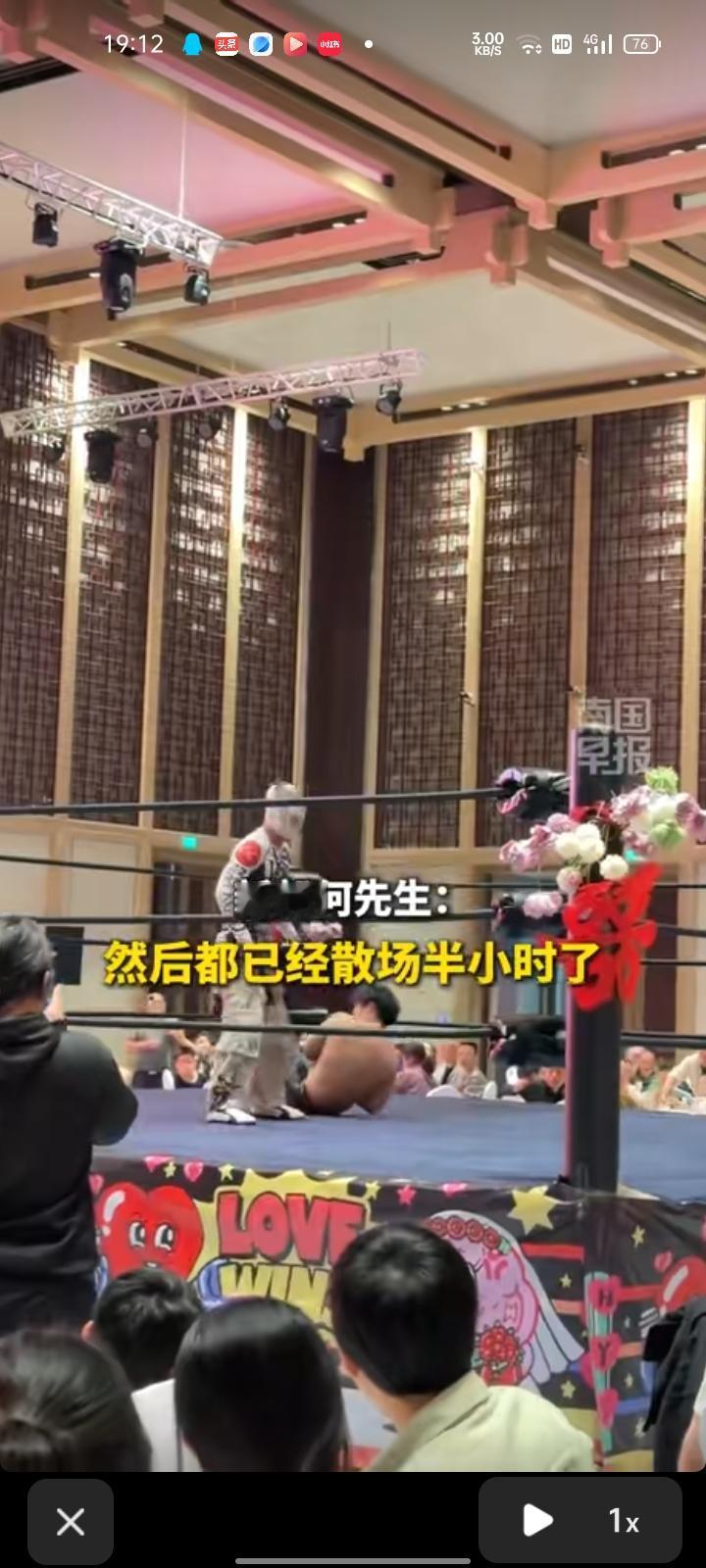 5月7日，贵州遵义。一对新人举办一场与众不同的婚宴，现场搭起擂台，上演“婚宴摔角