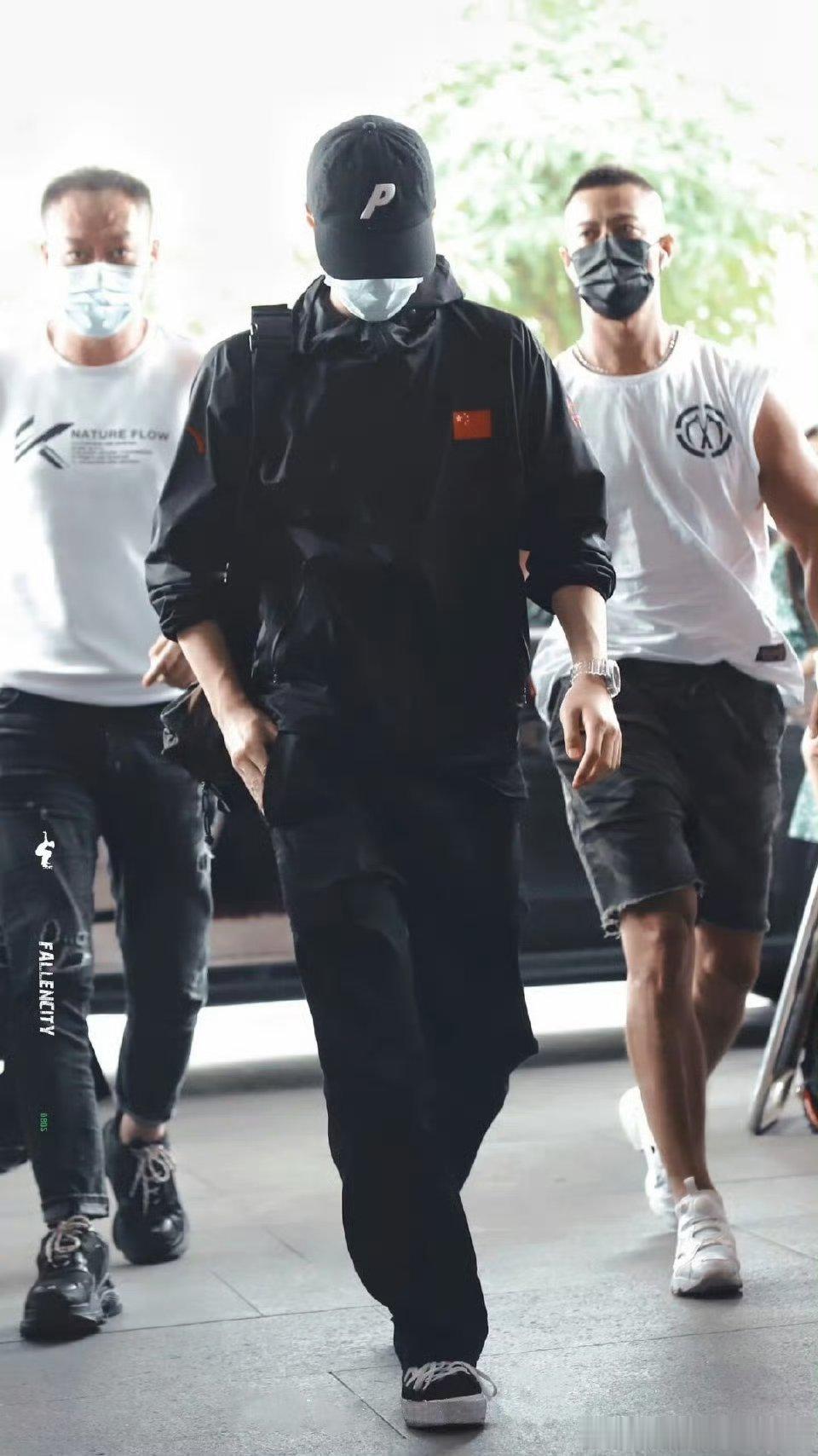 王一博×安踏 合作五周年，共赴荣光！     五年前，王一博因立.场坚定主动解/