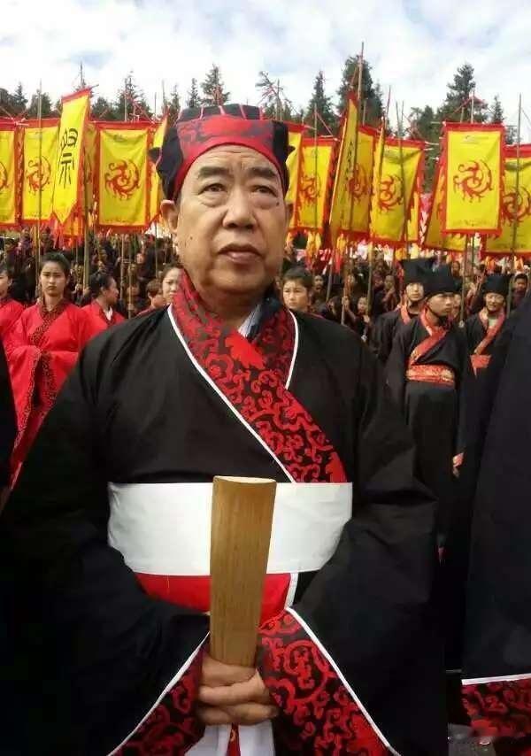 2015年8月30日，第二届西王母文化庙会在新疆天山天池举办，时任陕西省作协主席