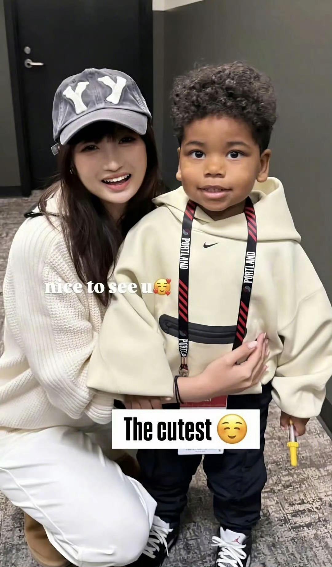 杨瀚森女友情商太高了！小杨场上打球稳，女友场下人缘更绝，跟老大利拉德一家都混熟了