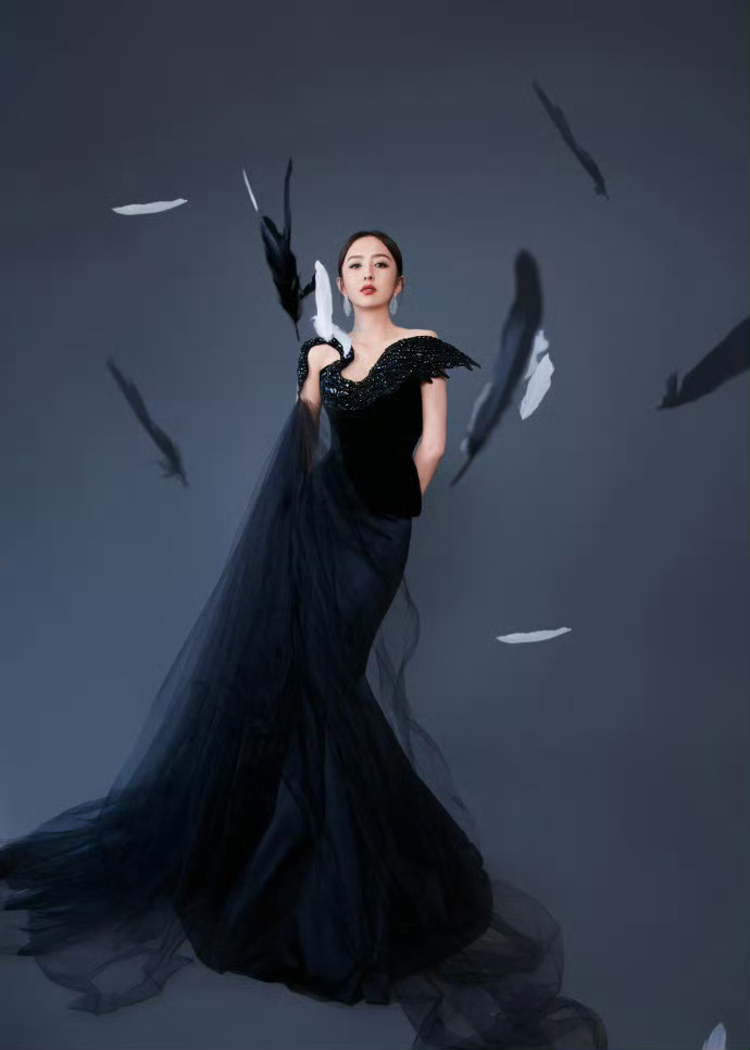 #佟丽娅把黑天鹅穿身上#  佟丽娅上海国际电影节造型有！一袭黑天鹅礼裙穿在身上贵