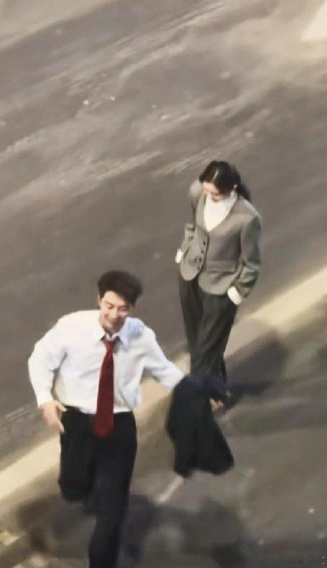 刘浩存窦骁的路透视频可以和孙千魏大勋的分庭抗礼无法用言语描绘的氛围感感觉他们站在
