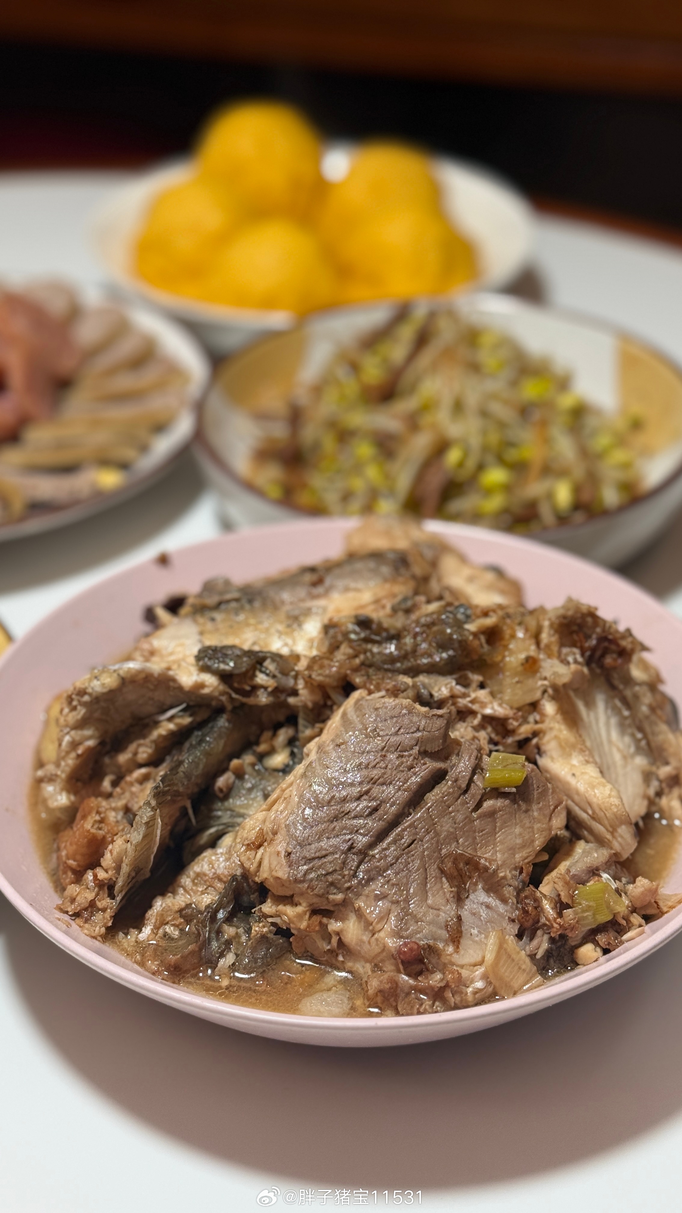 小区的花开了中午婆家吃带鱼晚上娘家吃草鱼老妈血糖高，给她买了药老板给老爸的药也给