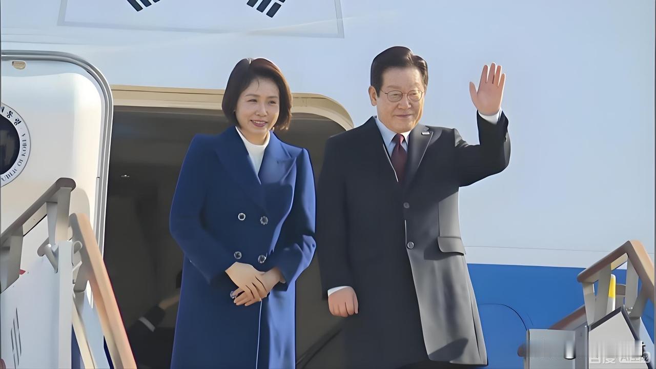 李在明这操作，属实生猛。

带着二百多号人的外交排场，硬是蹲在北京菜市场里，拿起