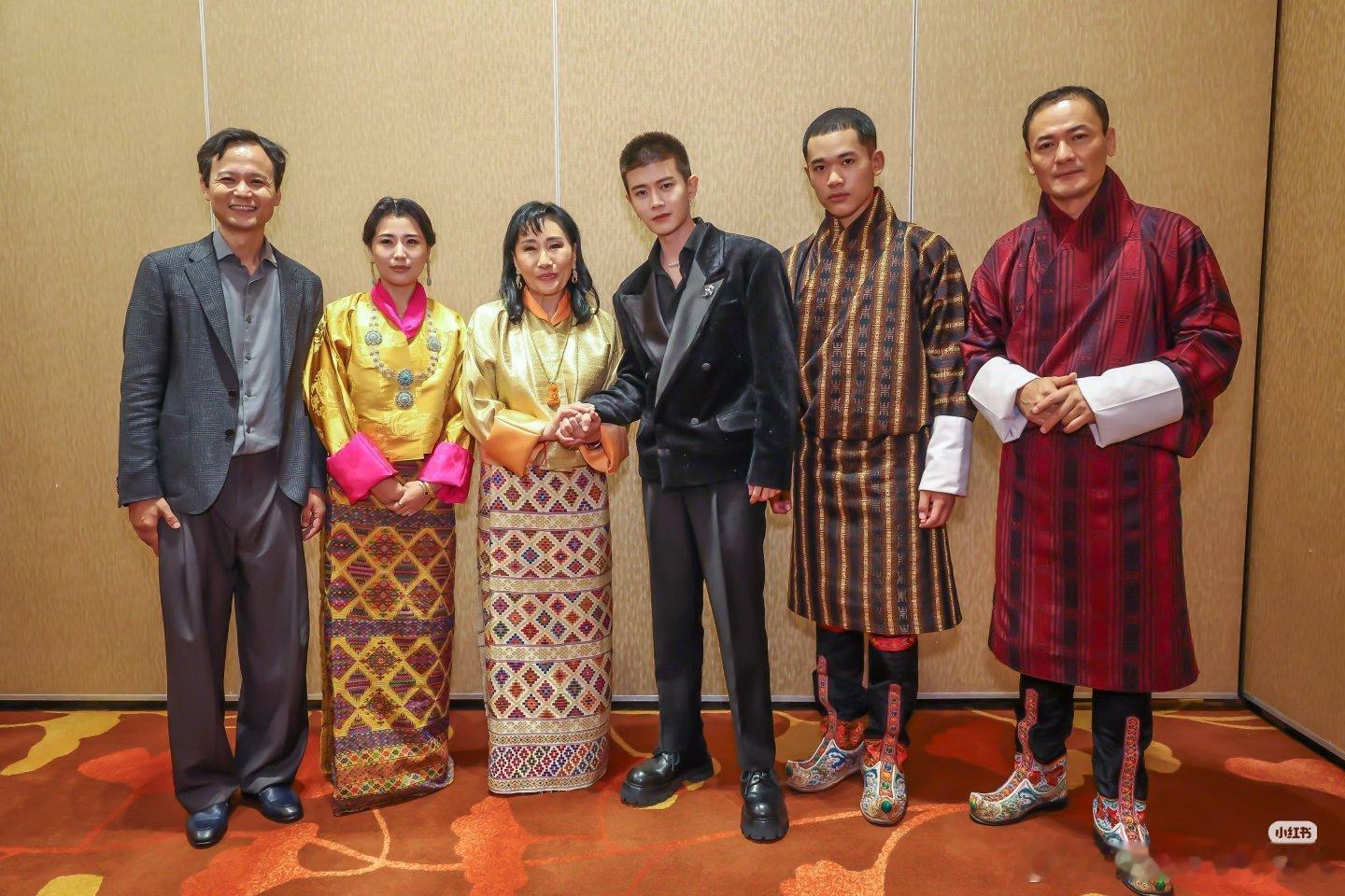 任嘉伦和不丹皇室全席合影，超哥稳居C位。 