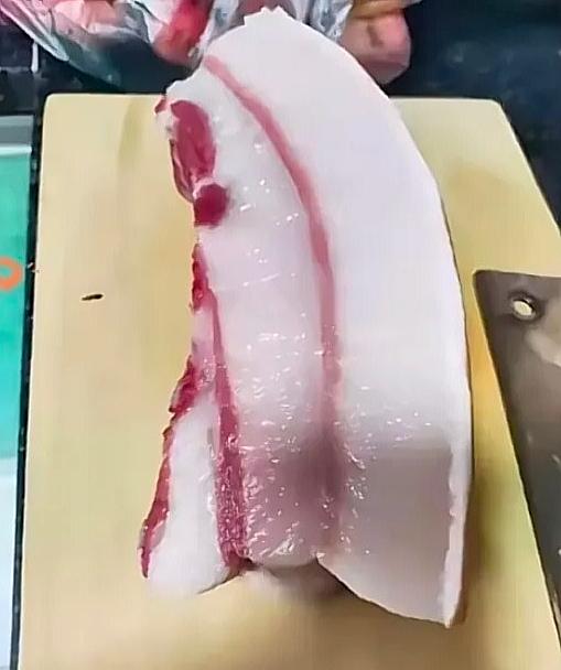 好久没买猪肉，今早逛市场，被这肉价和品相惊到了。
五花肉一斤只要12元。切开看红