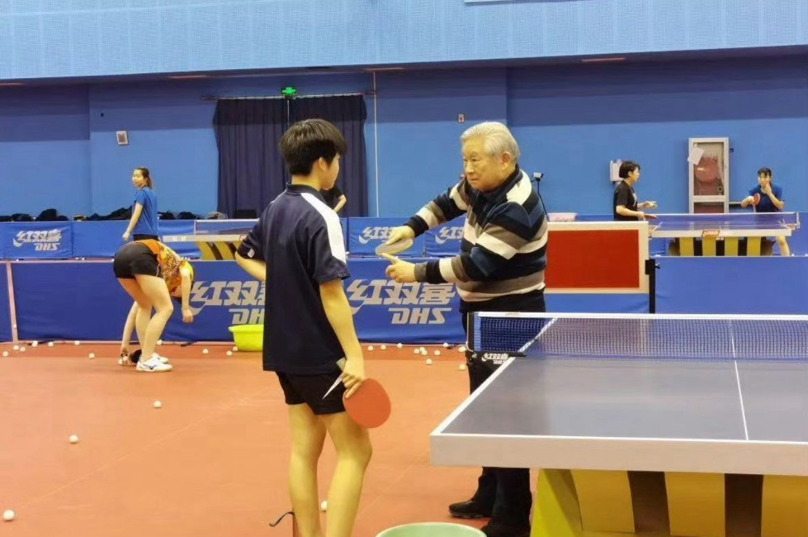 86岁乒坛泰斗徐寅生与樊振东崇明对练！跨越半世纪的乒乓传承，这才是国乒的根！乒坛