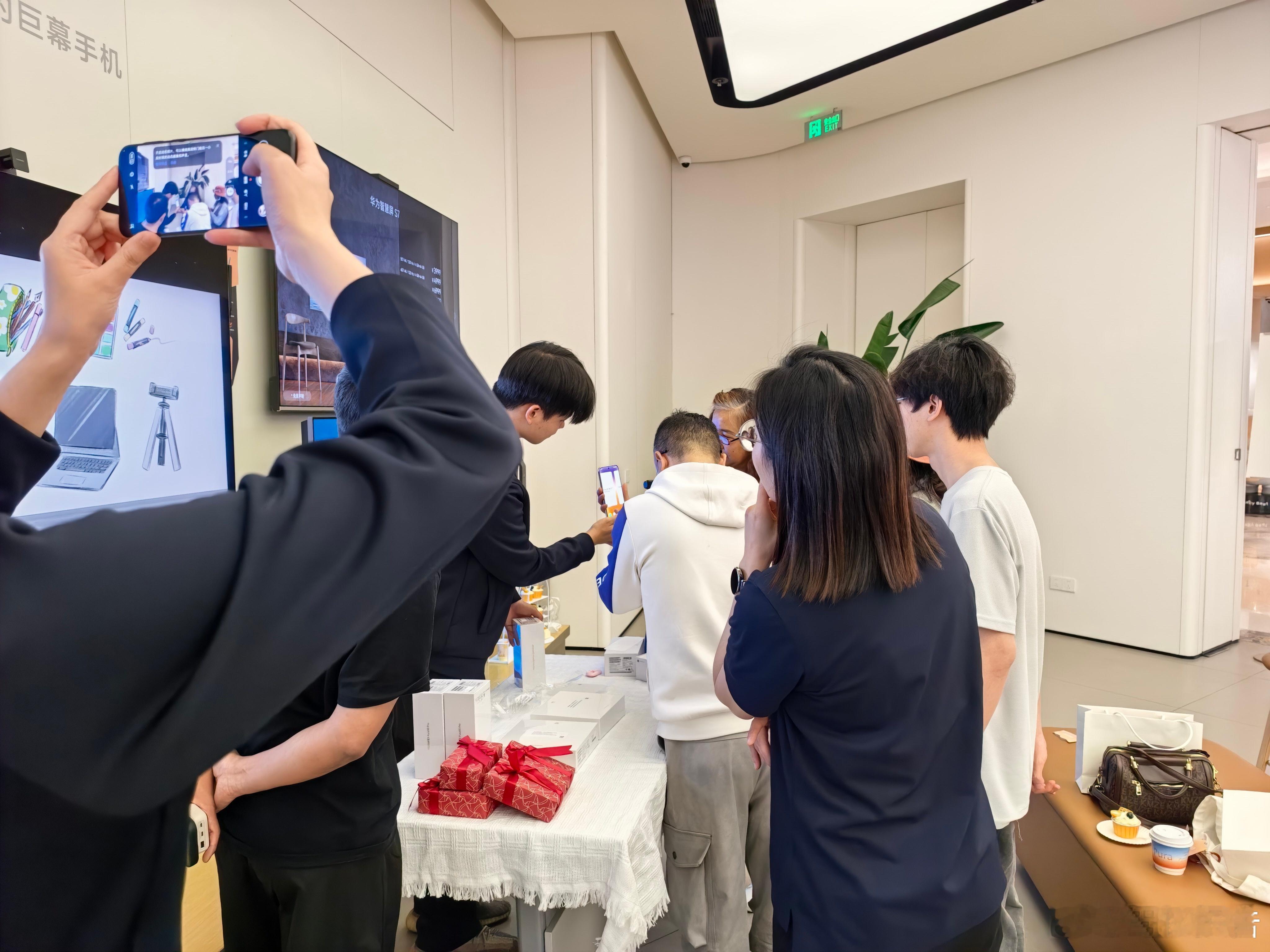 也是凑上华为Pura 90的热闹了，话说真有这么多华为粉丝在商超蹲发布会，蹲开箱